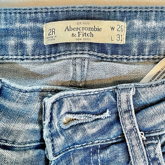 Abercrombie and Fitch light wash, skinny jeans - Picture 6 of 9